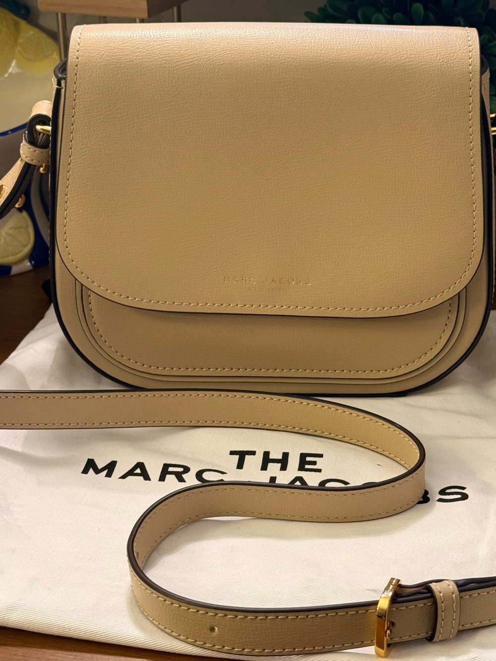 Marc Jacobs Rider
Crossbody
Saddle Bag Cream Gold accent and logo